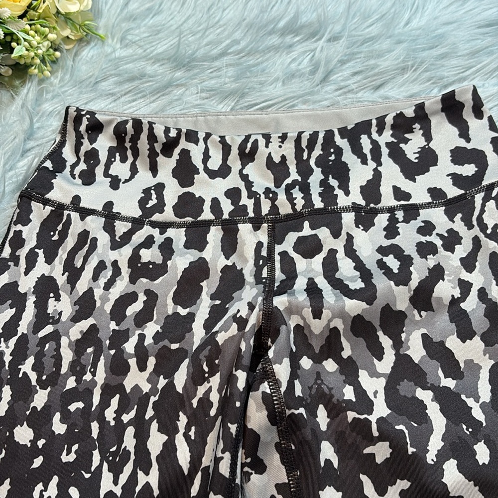 Zella Grey Black Leopard Print Capri Leggings sz S - Picture 2 of 6